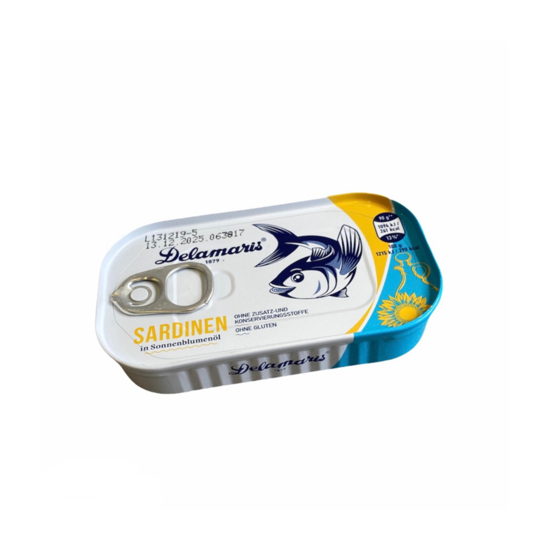 f03c89_a7346eb7c4c2485eb6f5b44bc9ec29a6mv2.png Delamaris Sardines in Sunflower Oil 90g - Image 1